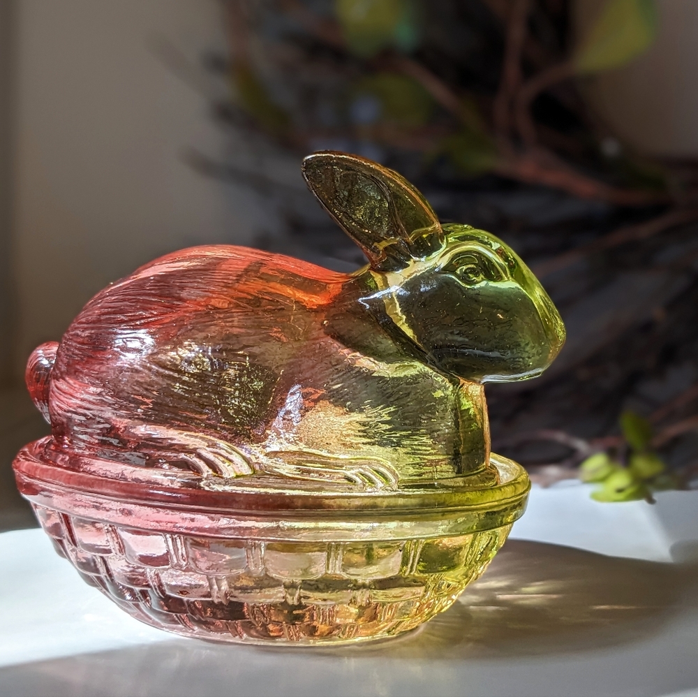 Vintage L.E. Smith Bunny Rabbit Nested Basket Covered Glass Trinket Candy Dish